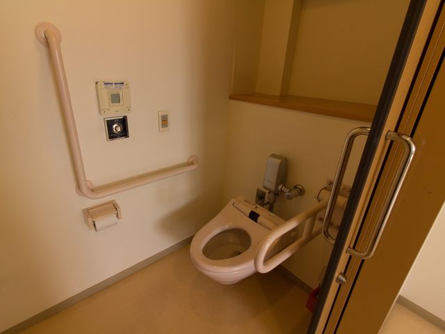 バリアフリー設計のトイレ