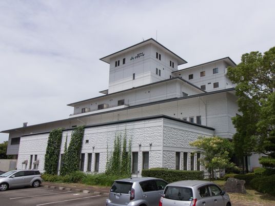 白い壁の建物外観