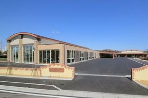 広々とした建物の外観