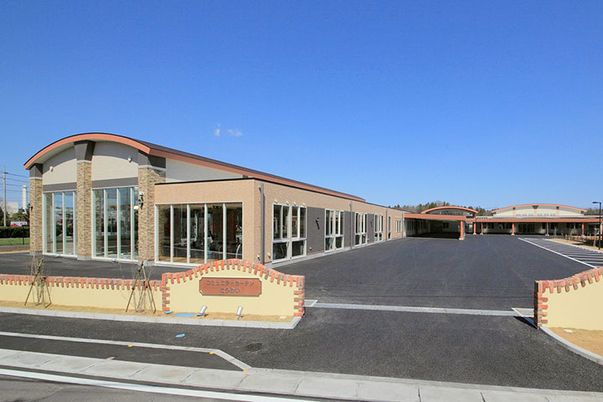 広々とした建物の外観