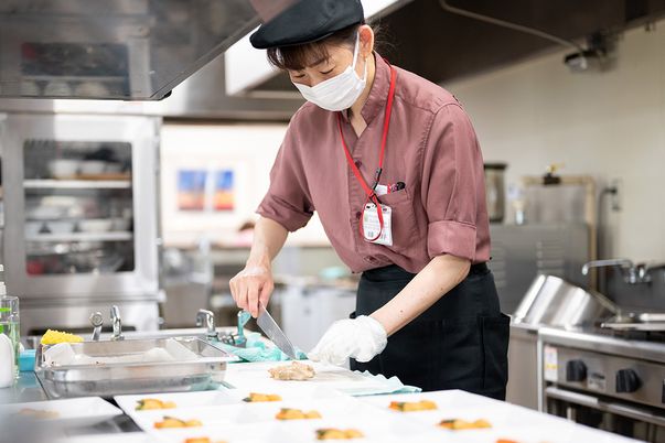 厨房で調理する人