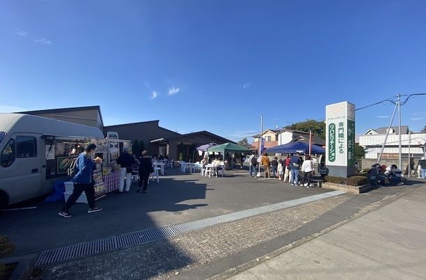 賑わう施設の前