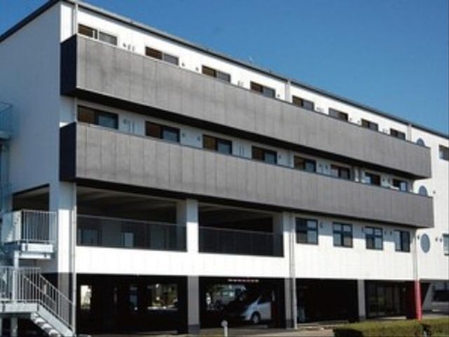 多階建てのモダン外観 外観 広々とした開放的な建物の外観で、光がたっぷりと差し込む設計になっており、心地良い勤務環境が予想されます。