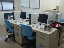 オフィスデスクと椅子