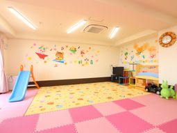 多彩な遊具の機能訓練室