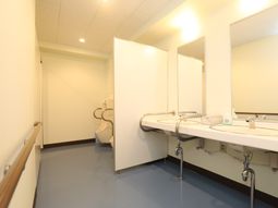 清潔なトイレと洗面台