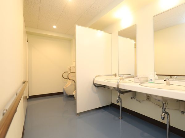 清潔なトイレと洗面台