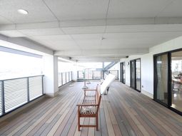 明るいテラスの空間