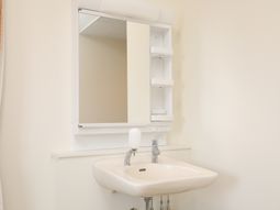 洗面台と鏡のある空間