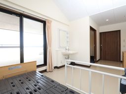 明るい居室の一角