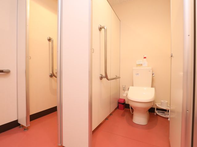 バリアフリートイレ空間 トイレ 手すり付きの安全に配慮したトイレです。利用しやすさを重視した設計になっており、皆様の快適な日常生活を支えます。