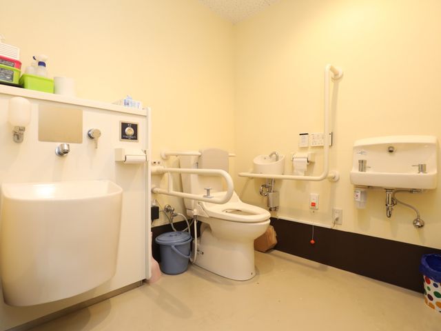 バリアフリー対応のトイレ 多目的トイレ 手すりの付いた安全設計のトイレです。車椅子でも安心してご使用いただける環境が整っています。