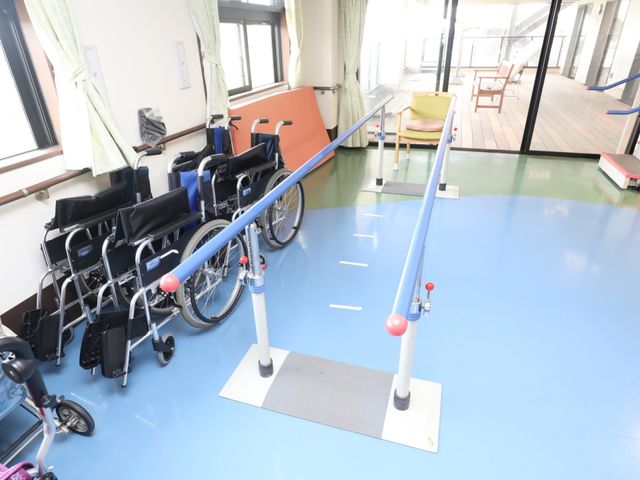 歩行訓練用廊下 機能訓練室 機能回復を支える設備が整った訓練スペースです。快適な環境で、ご自身のペースに合わせて身体機能の向上を目指せます。
