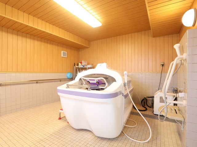 木目調の清潔な浴室 介護浴室 清潔感のある木目調の浴室は、最新の機器が整い、快適な利用をサポートしています。安心して身体のケアを行える環境です。