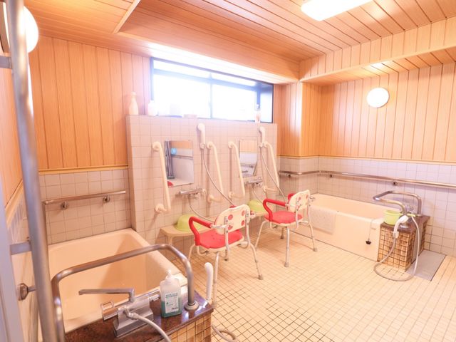 木目調の温かみのある浴室 浴室 使いやすい手すりと座席が備えられた明るい浴室です。安心してご利用いただける工夫が施されています。