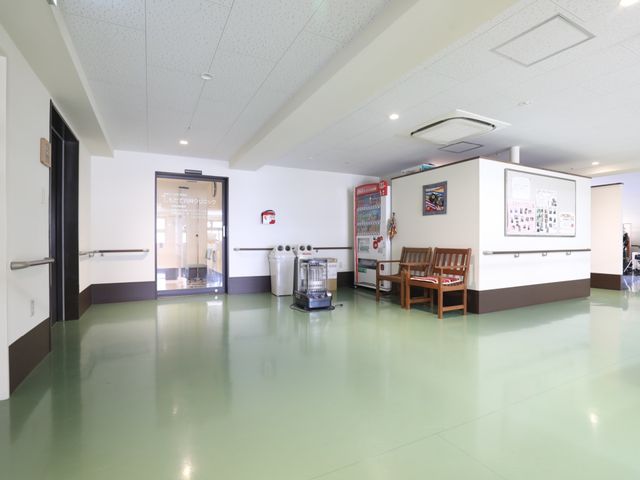 広く清潔な廊下 廊下 清潔感のあふれる広い廊下は、動線を重視した設計で、快適に過ごせる環境が整っています。木のベンチが優しい空間を演出しています。