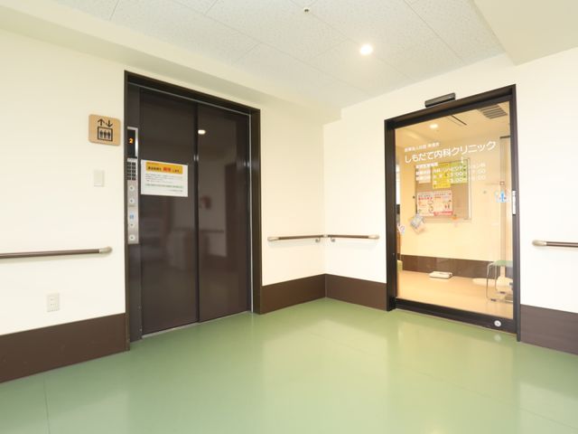 エレベーターと案内掲示 エレベーター 清潔で明るい廊下の一角に、便利なエレベーターと案内掲示が備えられています。利用者の移動がより快適になるよう配慮されています。