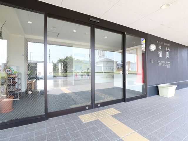 エントランスの外観 玄関 広々としたエントランスは明るく開放的です。手前にはバリアフリーのスロープがあり、安全に配慮されています。