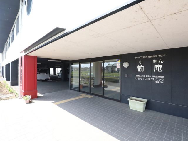 明確な案内看板のエントランス 玄関 清潔感のあふれるエントランスがお出迎え。スタッフの皆さんが、明るく快適な環境での就業をお待ちしています。