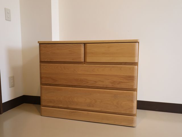 木製の整然たるチェスト 家具 居室には整理整頓された収納が完備され、個々のスペースを大切にできる環境が整っています。