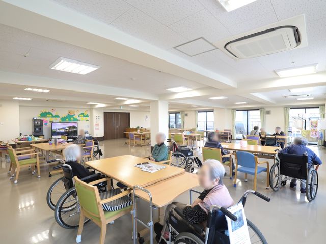 広々とした食堂空間 リビング 広く明るい共用食堂は、ゆったりとした時間を過ごす場所です。車椅子の方も快適にお過ごしいただける設計となっています。