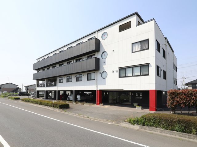 白と黒のモダンな建物外観 外観 清潔感のあふれるモダンな建物の外観です。働きやすい環境が整っている様子が想像されます。