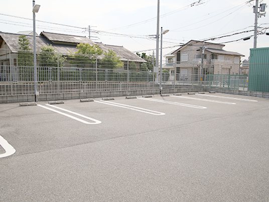 空の駐車場  
