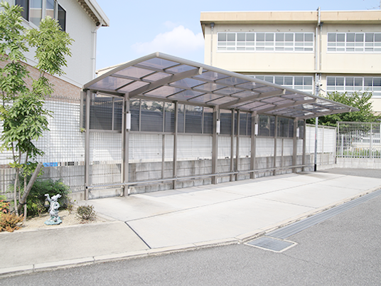 屋外の駐輪場  
