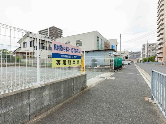 専用駐車場のある外観  