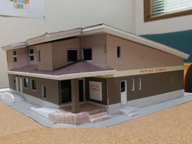 デイサービス模型の外観 外観   デイサービスの建物模型で、屋根の形や出入口まわりまで細かく確認できます。就業を考える際に、施設の雰囲気をイメージしやすいです。