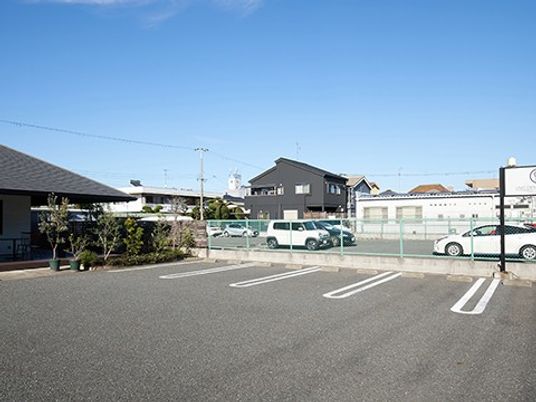 駐車場のある外観  