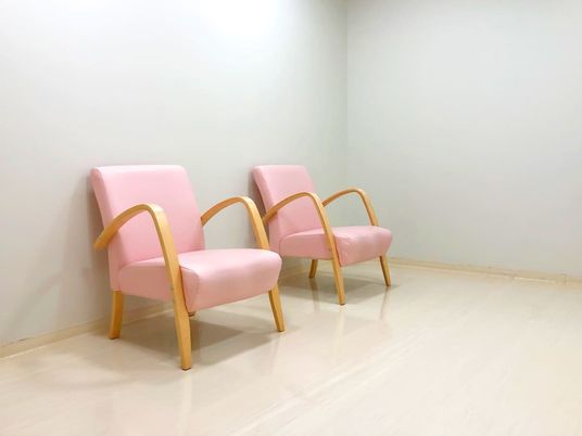 ピンクの椅子が並ぶ休憩室  