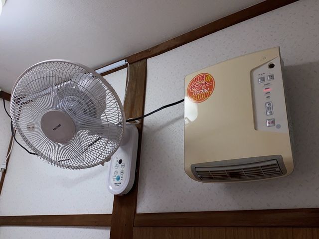 快適な温度調節の設備 エアコン 清潔感のある室内は、快適な生活のための温度管理設備が整っており、四季を通じて過ごしやすい環境が提供されています。