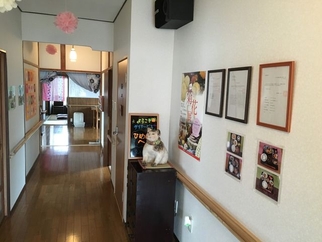 廊下の和やかな雰囲気 廊下 廊下に飾られた絵と掲示物が、落ち着いた空間をつくり出しています。ぬくもりを感じる場所での生活をご提供します。