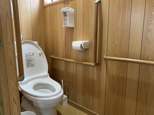 バリアフリートイレ トイレ 手すり完備のトイレです。安心してご利用いただける、配慮の行き届いた設計となっております。