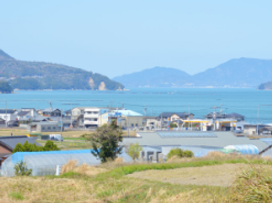 遠くの海と街並み