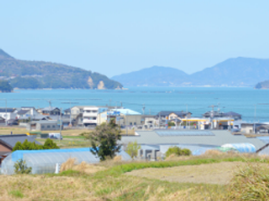 遠くの海と街並み