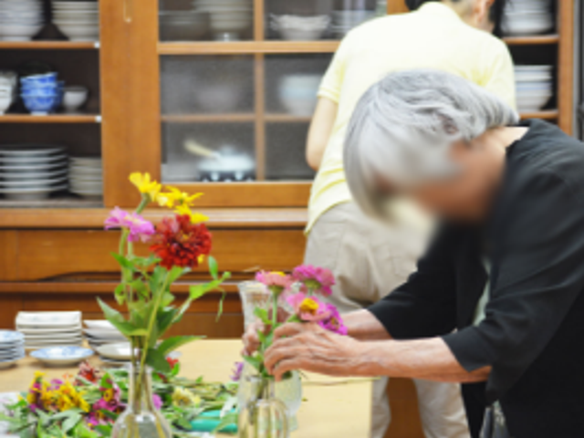 花を生ける住人たち ラウンジ このスペースでは、住人の方が自由に花を生けたりしてリラックスできる場です。
