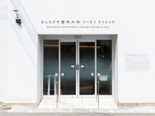 白い建物の入口  