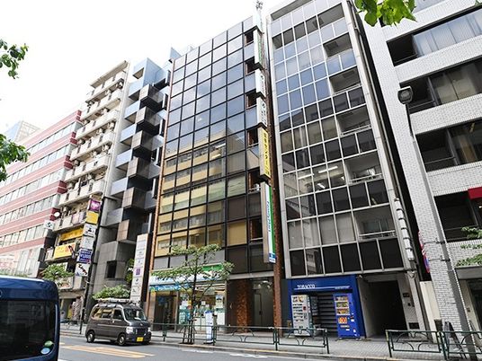 街中の建物外観  