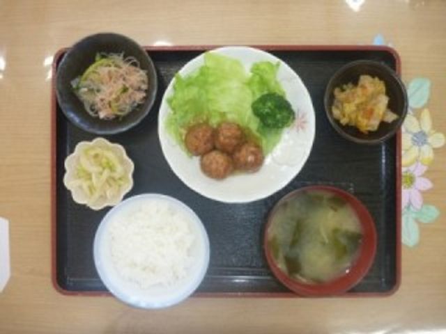 食事のトレイ 料理 彩り豊かな食事が並ぶトレイです。配膳や献立作成の参考にしてください。