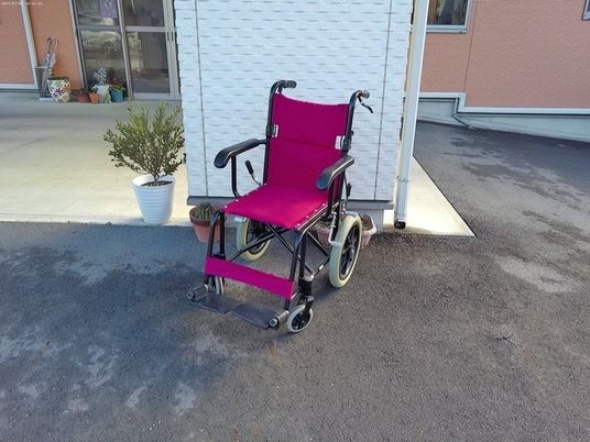 車椅子のある玄関前