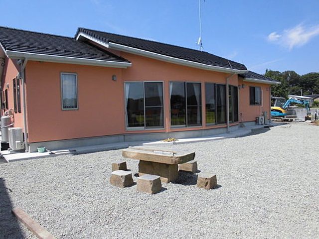 休憩用の庭 庭 青空の下に設けられた庭では、外気を楽しみながらリラックスできるスペースがあります。