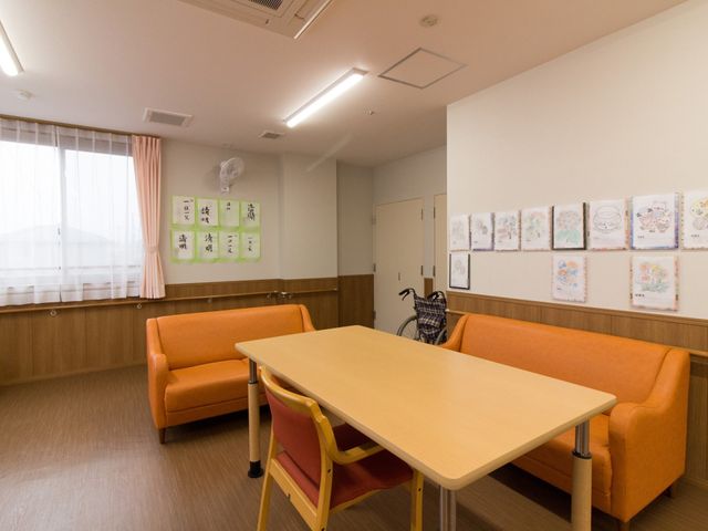 居心地の良いラウンジ空間 談話スペース ゆったりとしたソファが配置された暖かみのある休憩スペースです。壁に飾られたアートが心地よい雰囲気を演出しています。