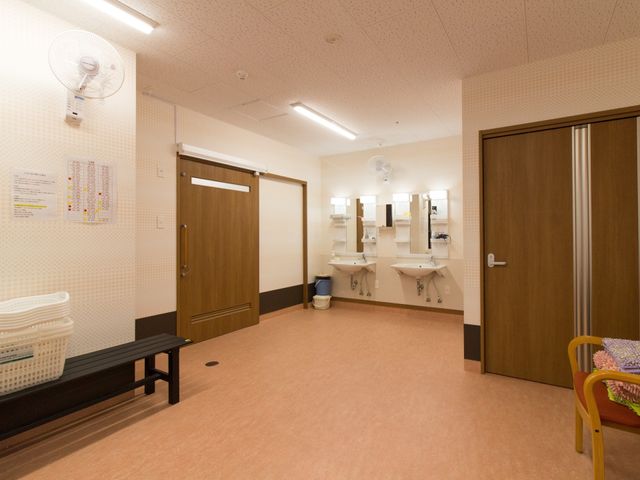 清潔な洗面室 脱衣室 清潔感があふれる光る洗面台が並び、日常のお手入れに便利な空間が整っています。利用者の快適な生活を支える環境があります。