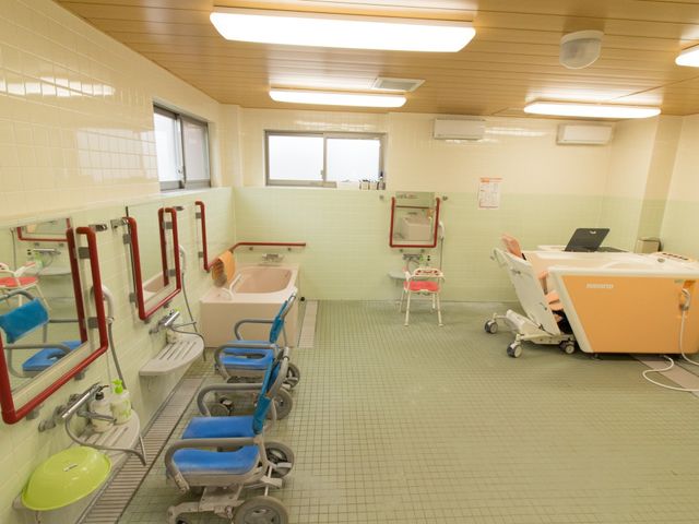 手すり付き浴室の設備 浴室 利用者の安全と快適性を考慮した設計の浴室です。様々な介護用具が整い、安心してご利用いただけます。
