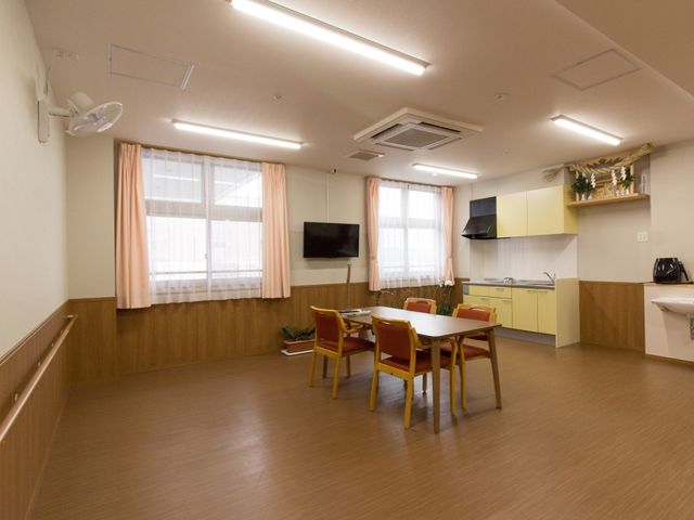 明るいダイニングキッチン 共有スペース 広々としたダイニングルームは、共に食事を楽しむ温かな雰囲気があります。機能的なキッチンも完備しており、快適な生活をサポートします。