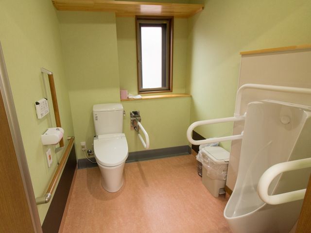 車椅子対応のトイレ トイレ 手すり付きでバリアフリーに配慮されたトイレです。安心してご利用いただけるよう設計されています。