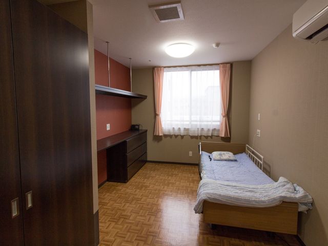 居心地の良さそうな居室 居室 ゆったりとしたベッドと収納が完備されており、落ち着いた色合いで統一された居室です。クローゼットの大きさも十分で、快適な生活空間をご提供いたします。