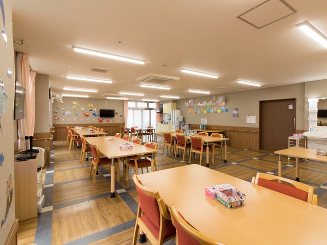 明るいダイニングルーム リビング 広々として開放感のある食事スペースです。テーブルも移動しやすく、気軽に何の心配もなく業務に臨めそうです。
